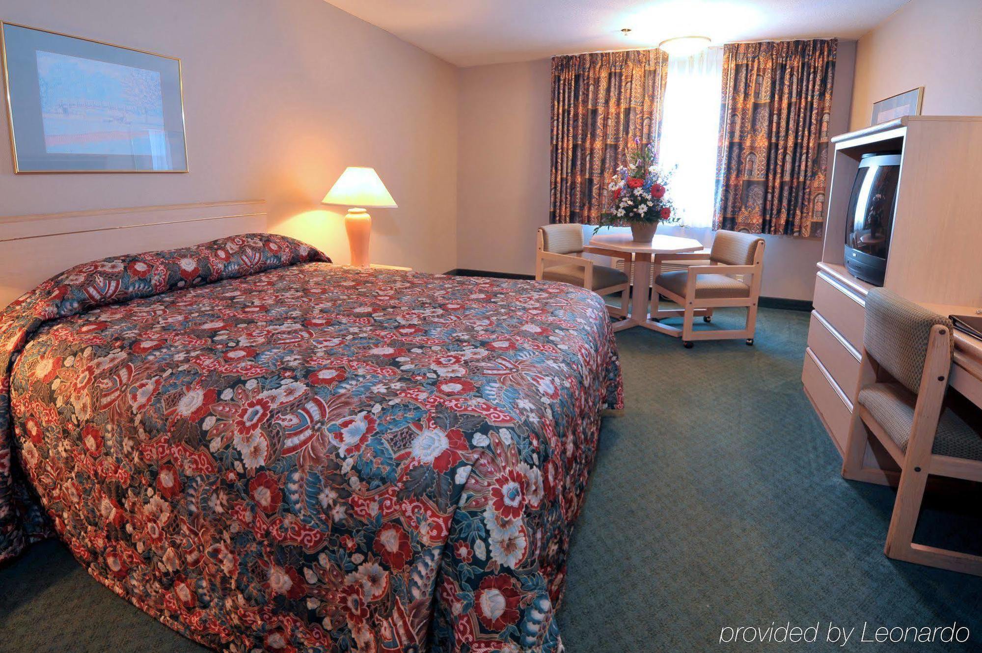 Shilo Inn Suites Hotel - Nampa Suites Room photo